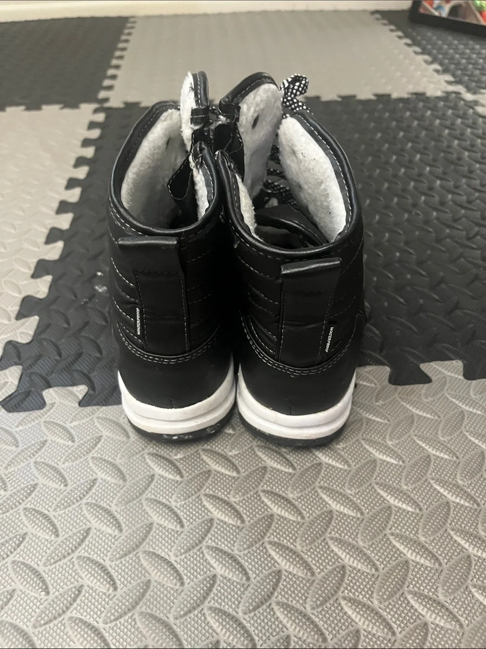 Khombu Black and White Lace-Up Winter Boots
